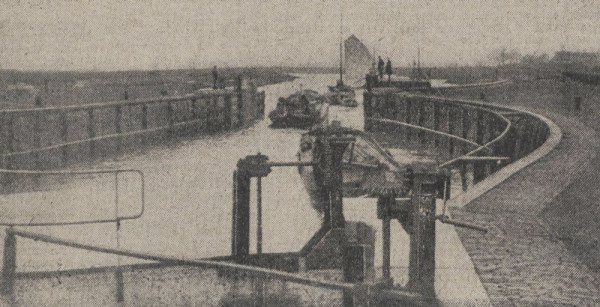 Wetsingersluis met uitvarende boten, omstreeks 1930.