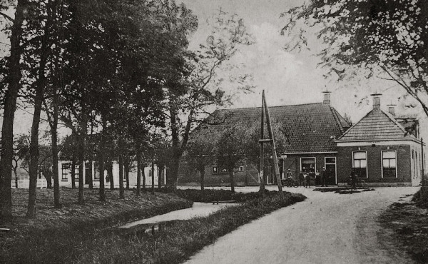Het voormalige café “De Zwarte Arend” en rechts het latere café Hutting, Wiersema, Kool, Maatjes, Luth en Krikken.