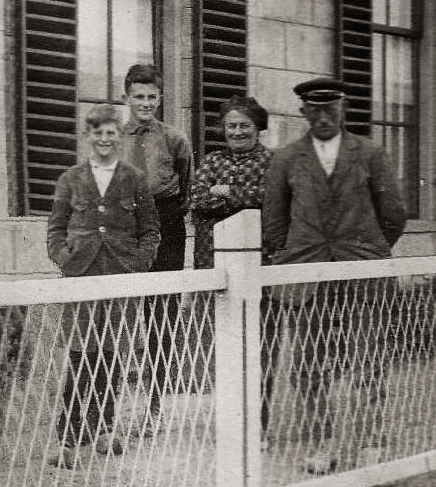 Afb. 5 - Harm Philippus Rogaar met echtgenote Geertruida Kladder en beide zonen (Phil en Hennie), omstreeks 1928.